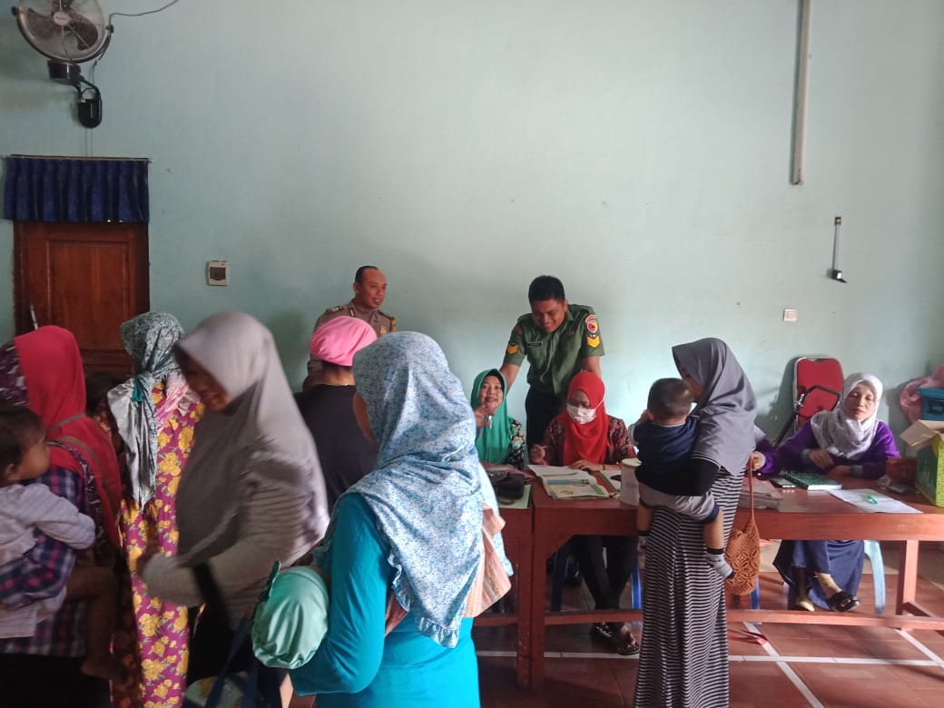Babinsa Dolopo Dampingi Petugas Kesehatan Dan Ibu PKK Adakan Posyandu