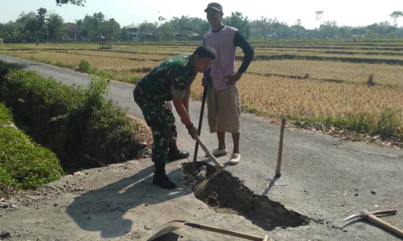 BABINSA KORAMIL JENANGAN PERBAIKI JALAN BERSAMA MASYARAKAT