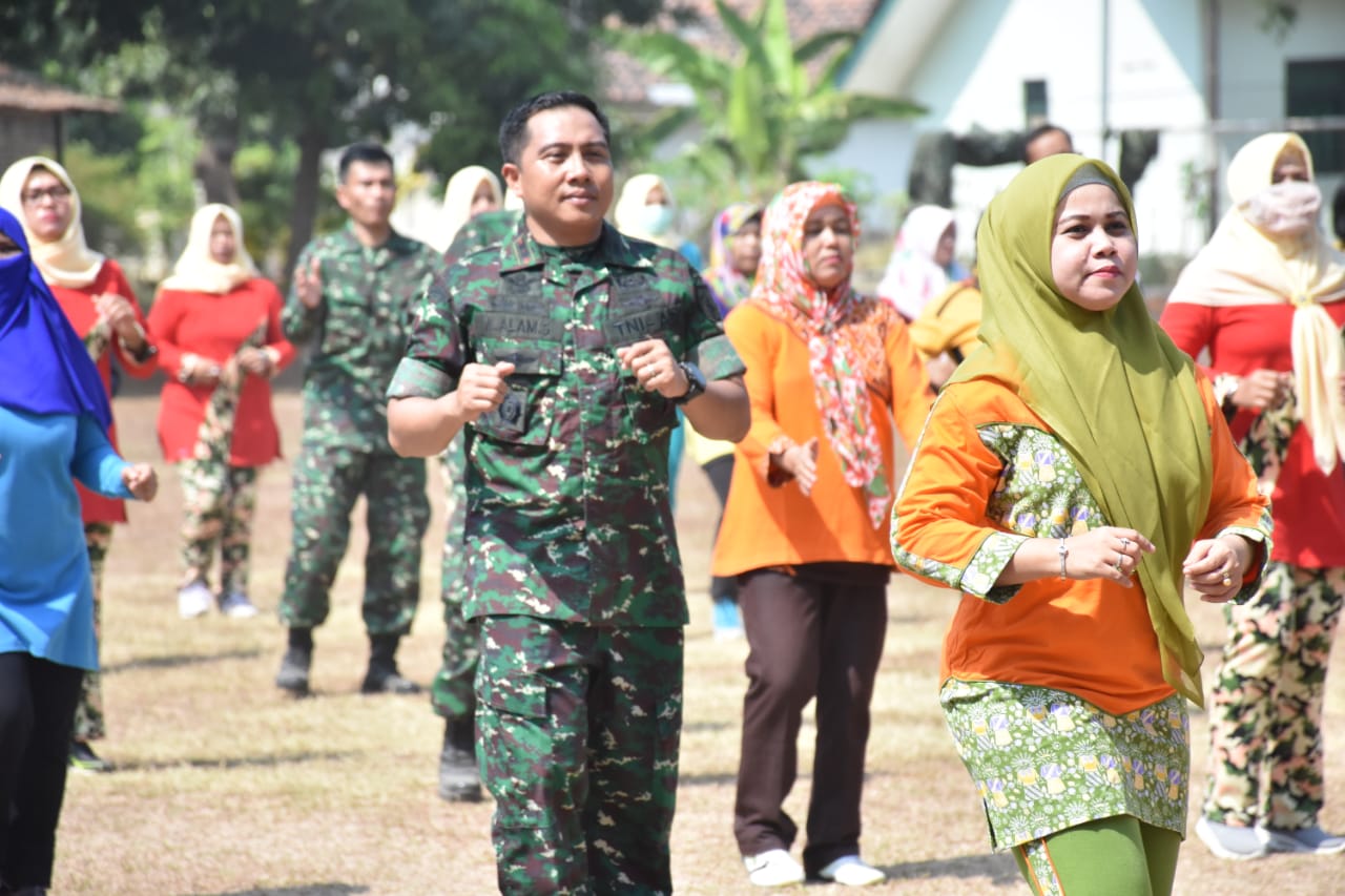 Dandim Madiun Bersemangat Latihan Tari Sajojo Bersama Prajurit Dan Persit Kodim Madiun