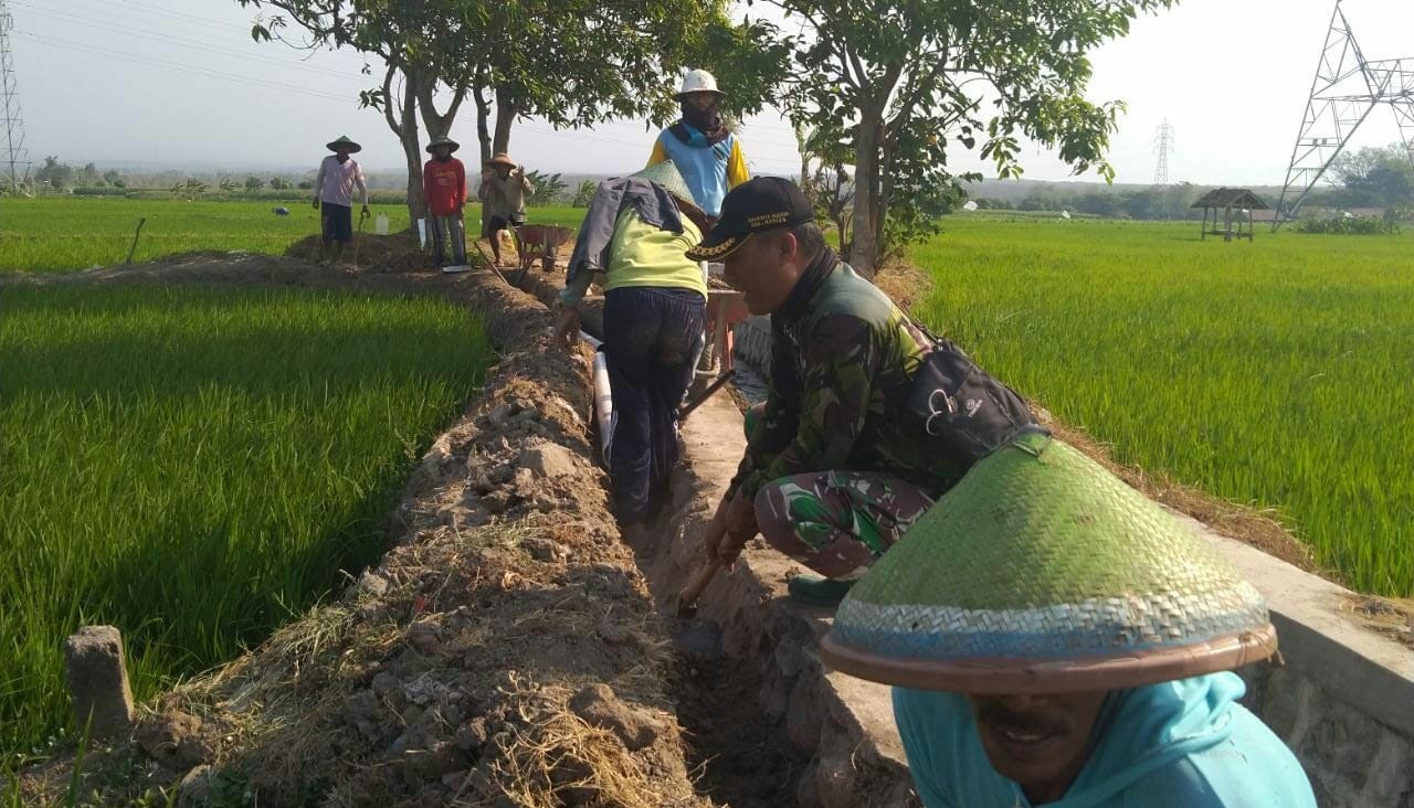 Babinsa Pajaran Kodim Madiun Bantu Poktan Sido Makmur Pasang Pipa Saluran Irigasi
