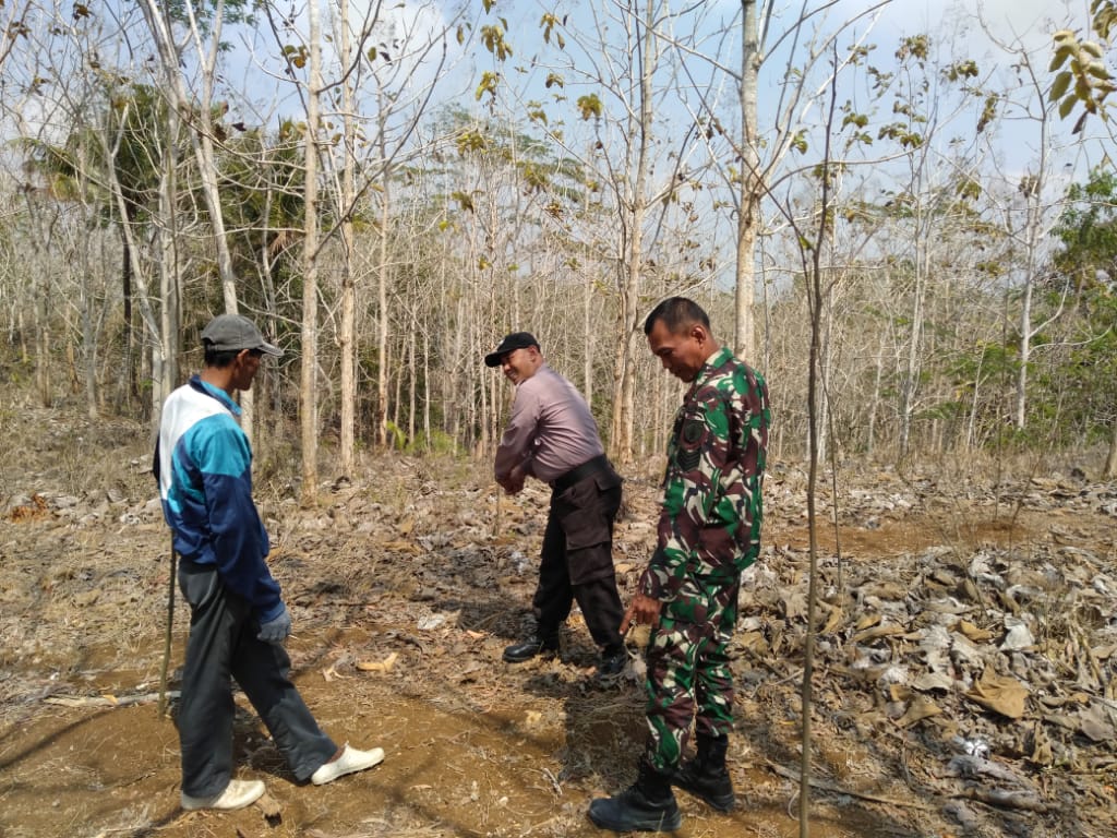 Petugas Koramil dan Polsek Pucanglaban Bersinergi Patroli Cegah Karhutla