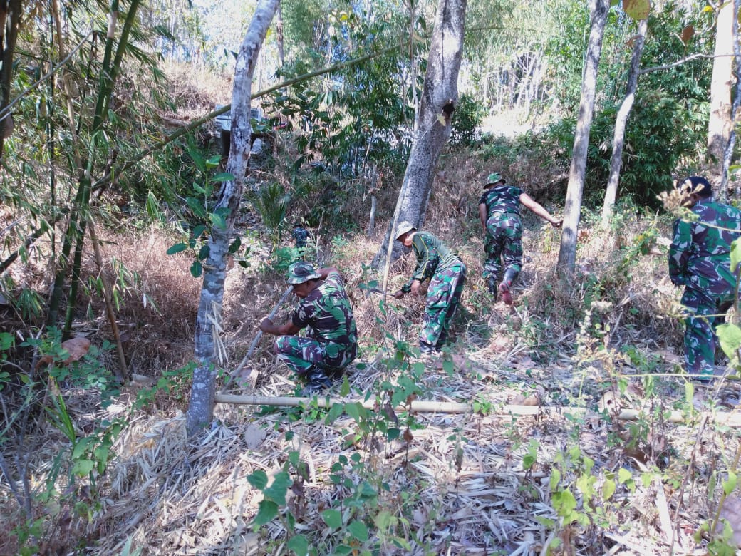 PULUHAN ANGGOTA KODIM 0802 SIAPKAN SASARAN TALUD TMMD 106