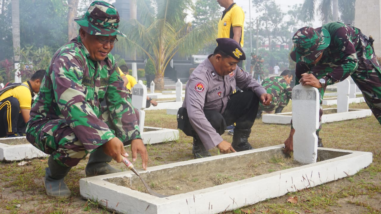 Sambut HUT TNI ke-74, Kodim Tulungagung Karya Bhakti Bersihkan TMP Rejoagung