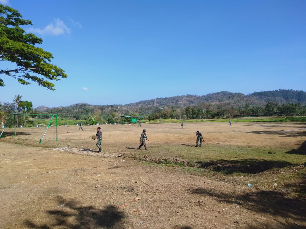 Pembersihan Lapangan Upacara Pembukaan TMMD ke-106 selesai, Anggota Kodim 0802 Siapkan Sarana Pendukung