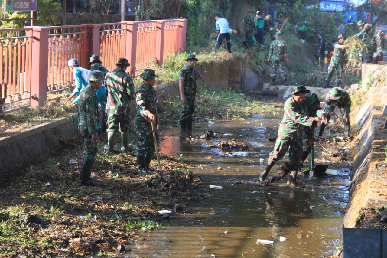 HUT TNI ke 74 Kodim Blitar bersih-bersih Sungai