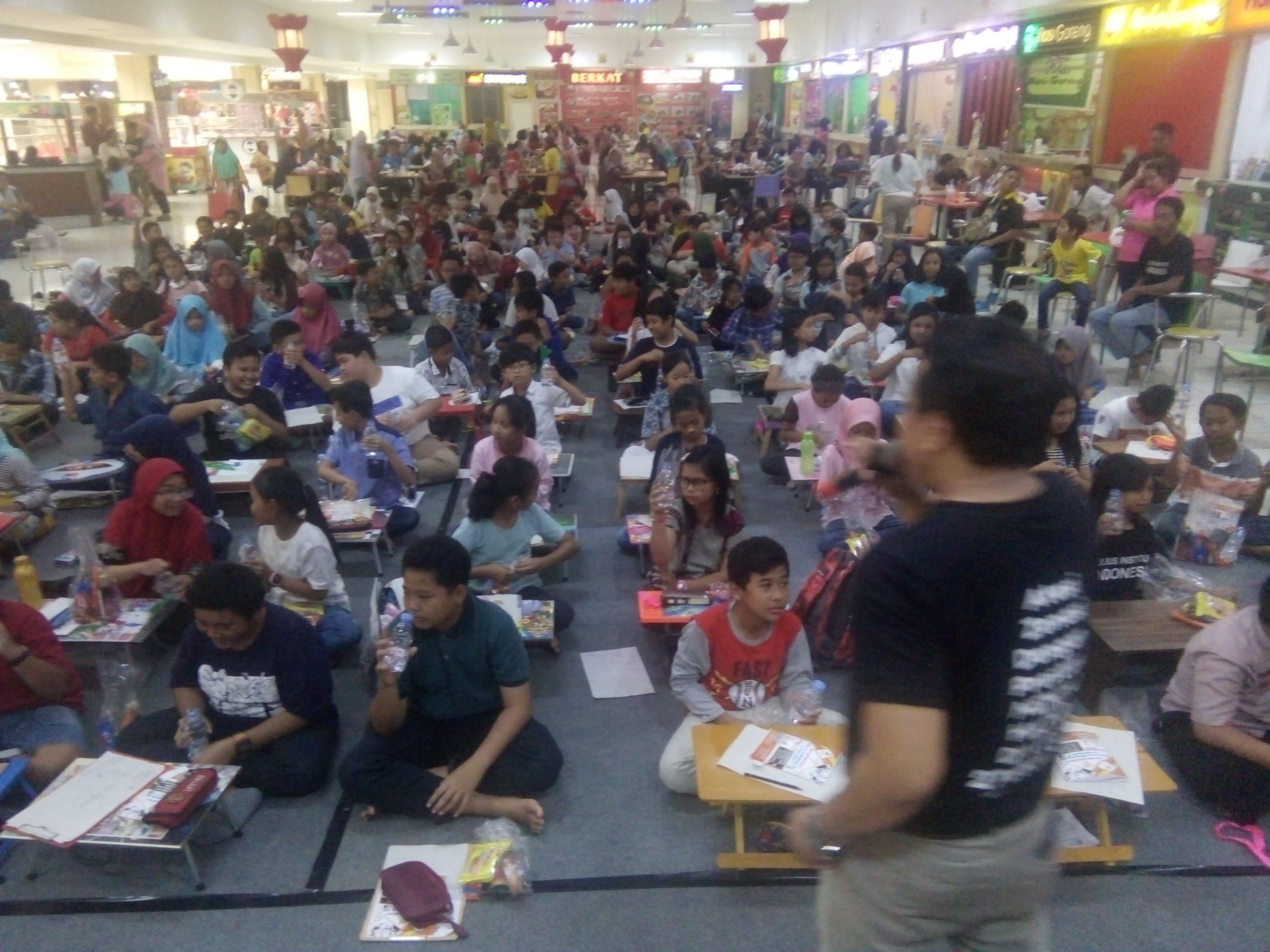 Peserta Try Out Akbar Julius Institute Indonesia di Palur Plaza Karanganyar Membludak