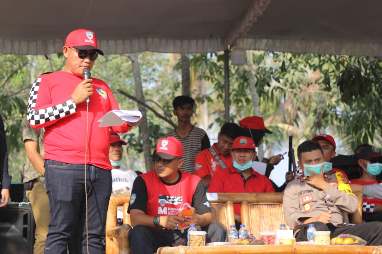 Plt Bupati Lamsel Secara Resmi Menutup Kejuaraan Grasstrack