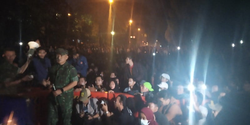 Malam ini, Demo Mahasiswa Masih Bertahan di Gedung DPRD