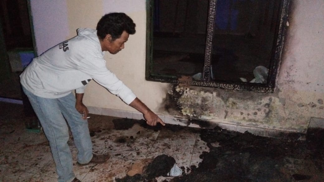 Setres Ditinggal Isterinya Warga Candipuro Bakar Musolah