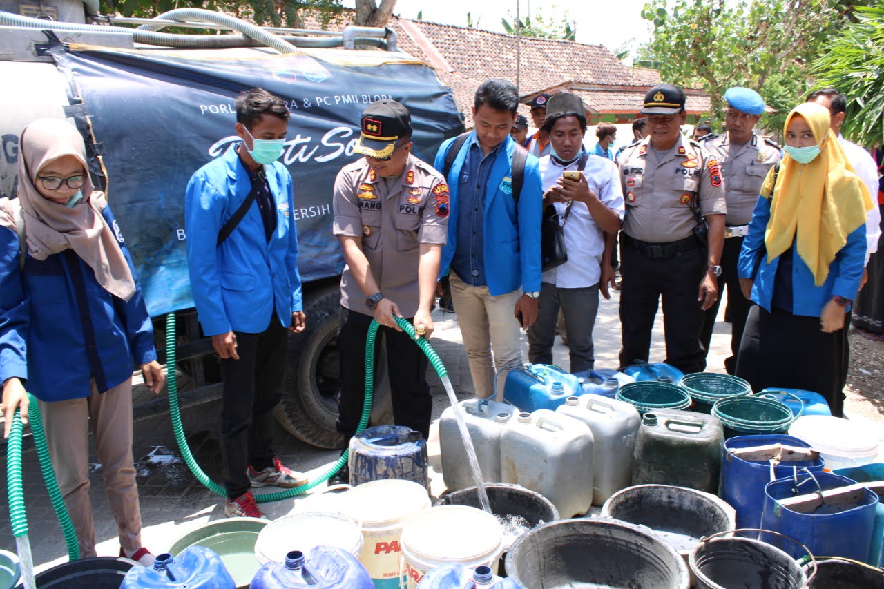 Bersama Mahasiswa, Polres Blora Salurkan Bantuan Air Bersih Untuk Warga Membutuhkan.