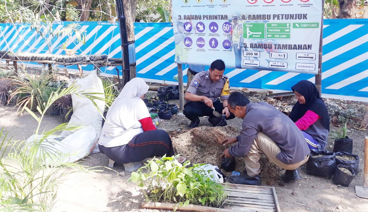 Bersama Lurah, Bhabinkamtibmas Kedung Jenar Blora, Pelopori Ruang Terbuka Hijau.