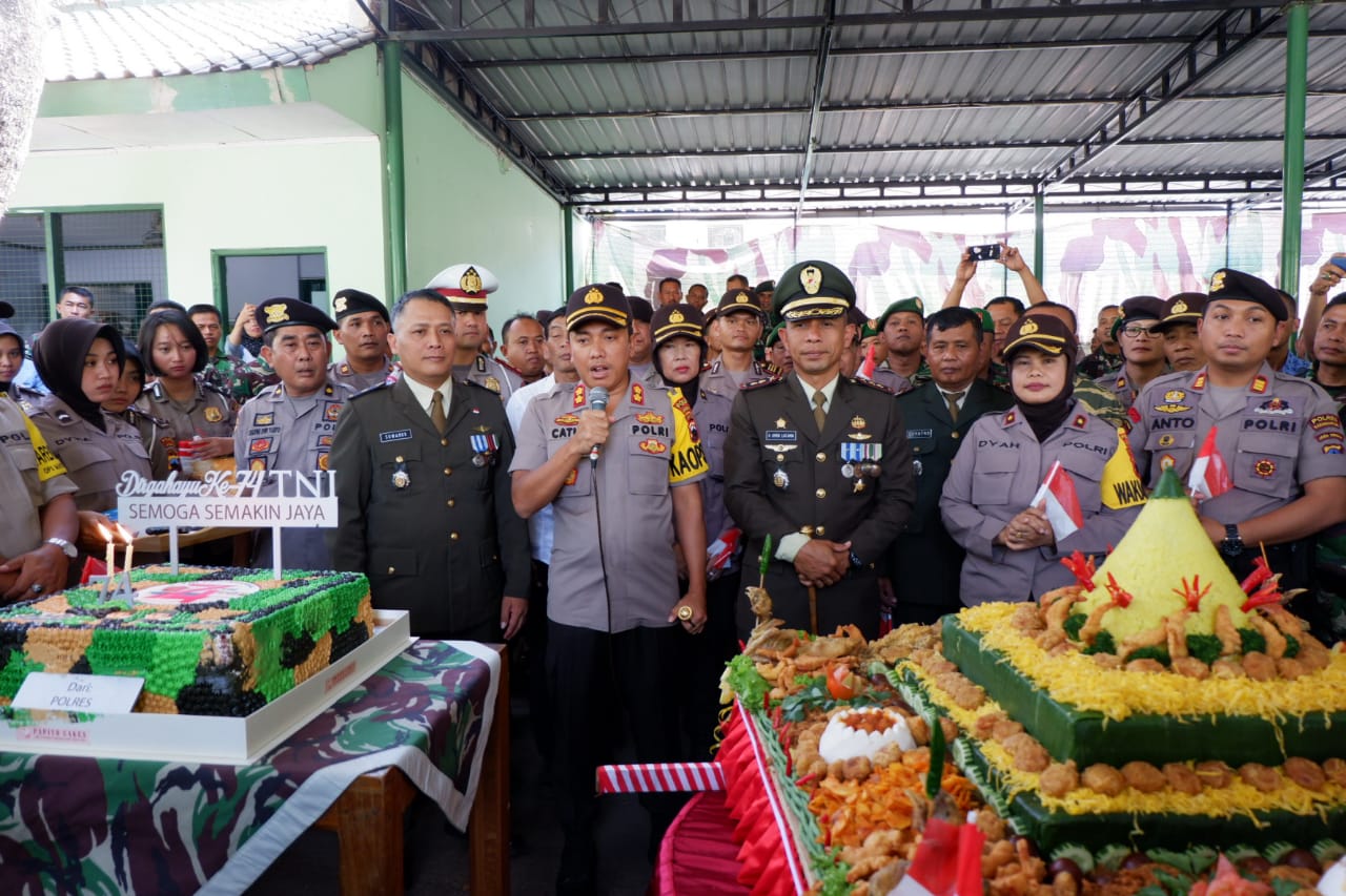 HUT TNI ke 74, Kapolres Karanganyar Pimpin Anggotanya Datangi Makodim
