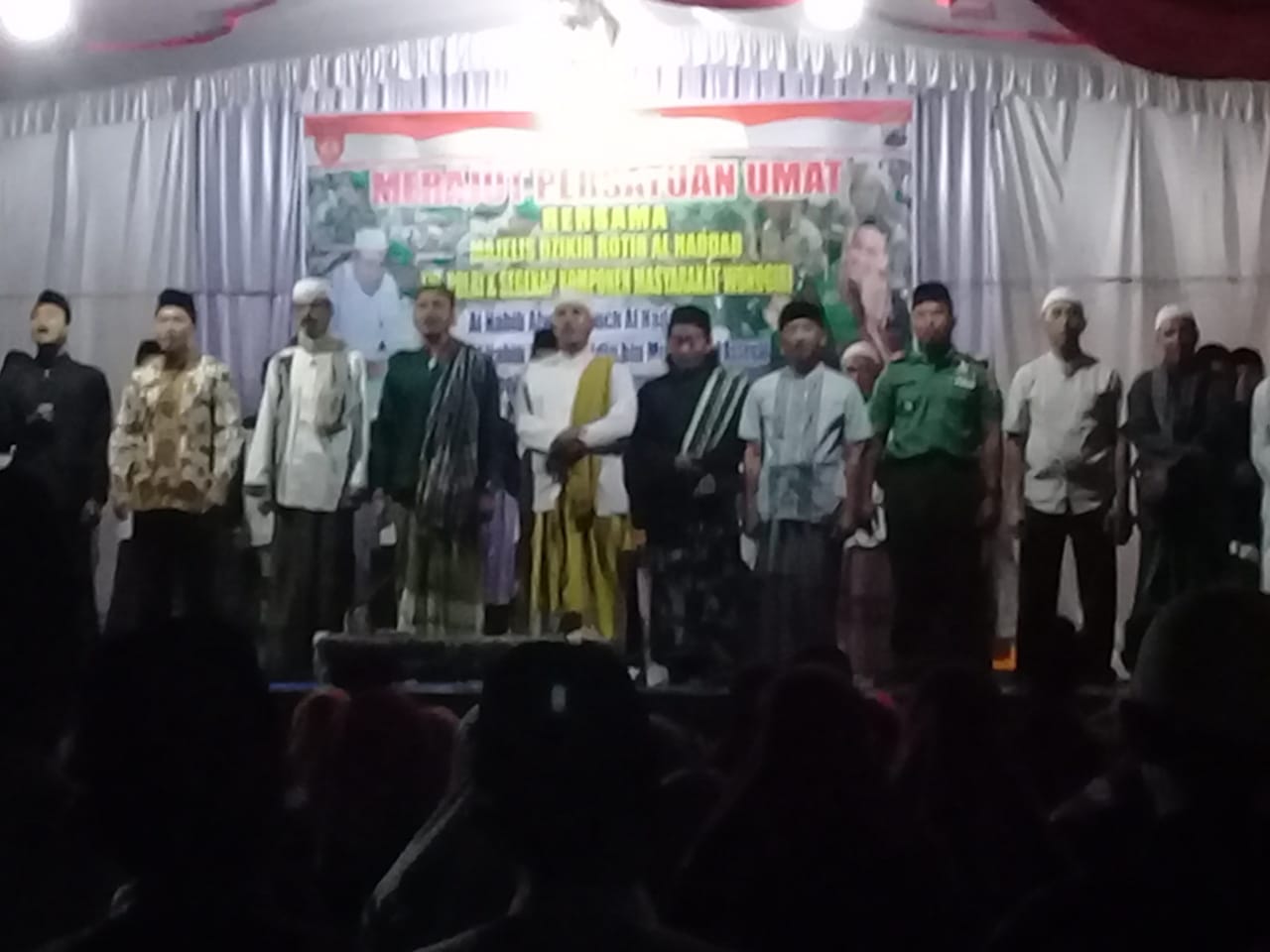 Habib Alwi Serahkan Tumpeng Ucapan HUT TNI Ke-74 Pada Kegiatan Pengajian