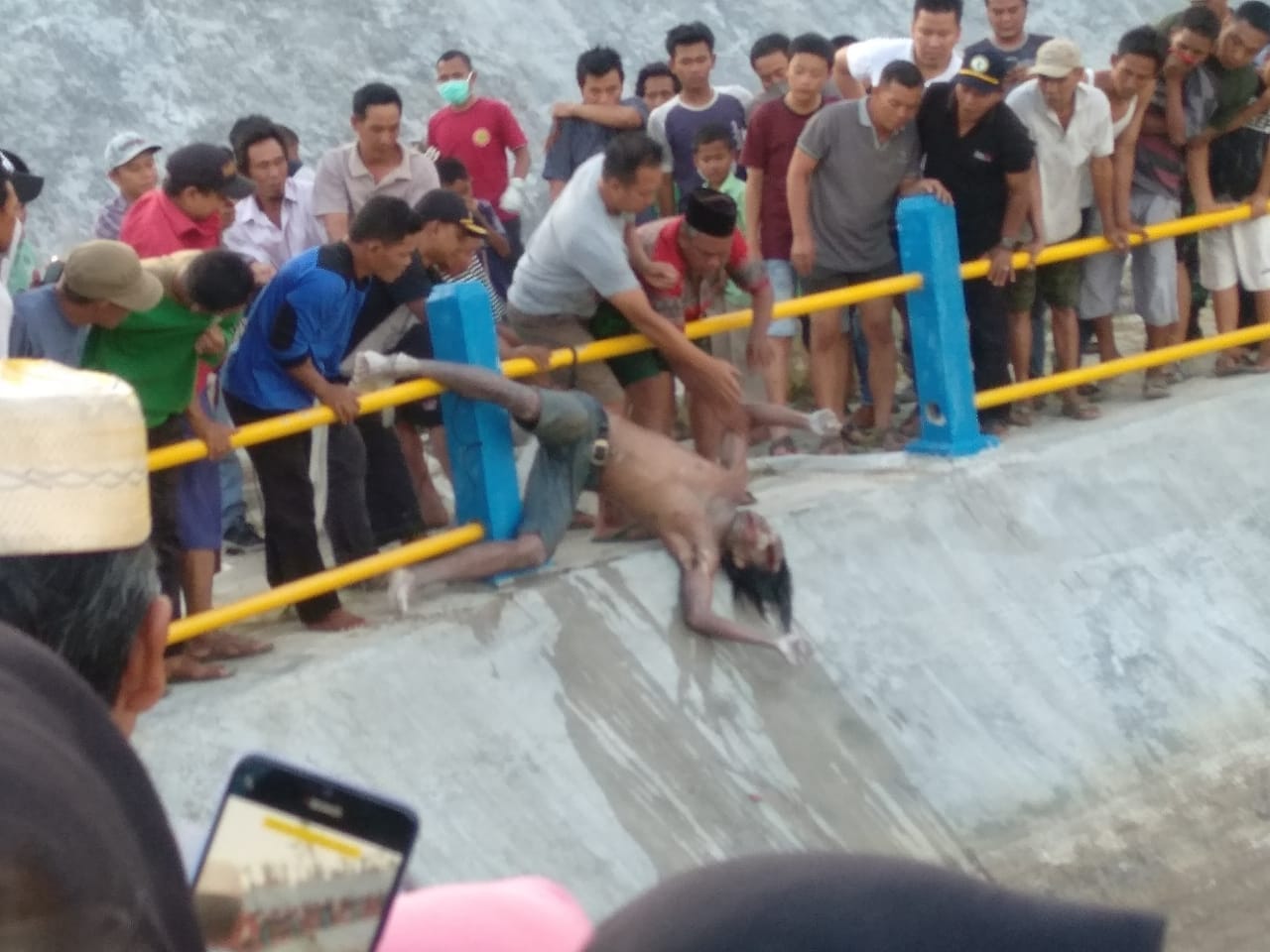 Warga Penengahan Lampung Selatan Digegerkan Adanya Mayat Di Embung
