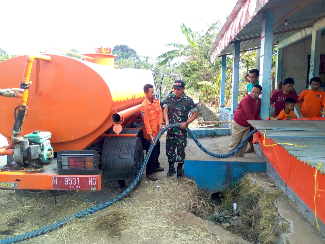 Serma Riyanto Babinsa Jumapolo Bantu Pendistribusian Air Bersih di Wilayah Binaannya