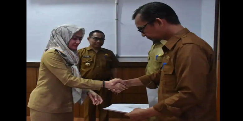 3 Pejabat Eselon II di LutraTerima SK Kenaikan Pangkat