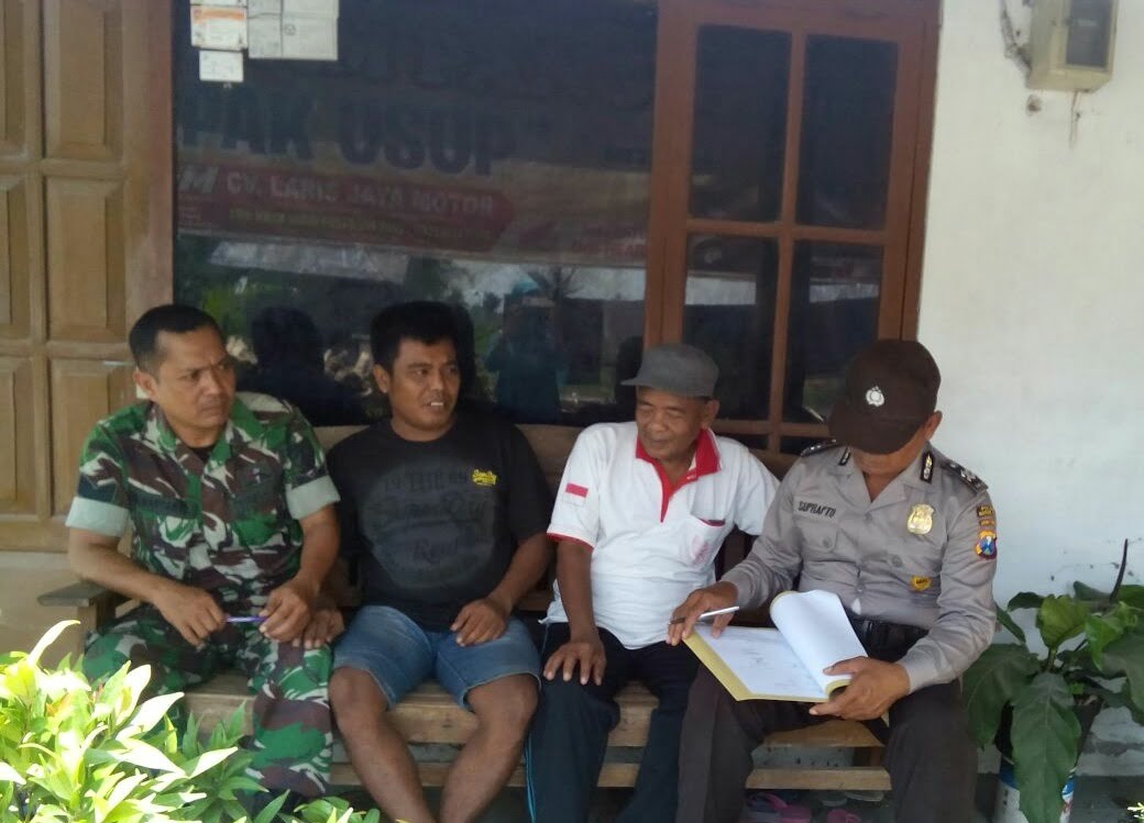 Bersama Bhabinkamtibmas, Babinsa Cabean Komsos Pendataan Ulang Anggota Linmas