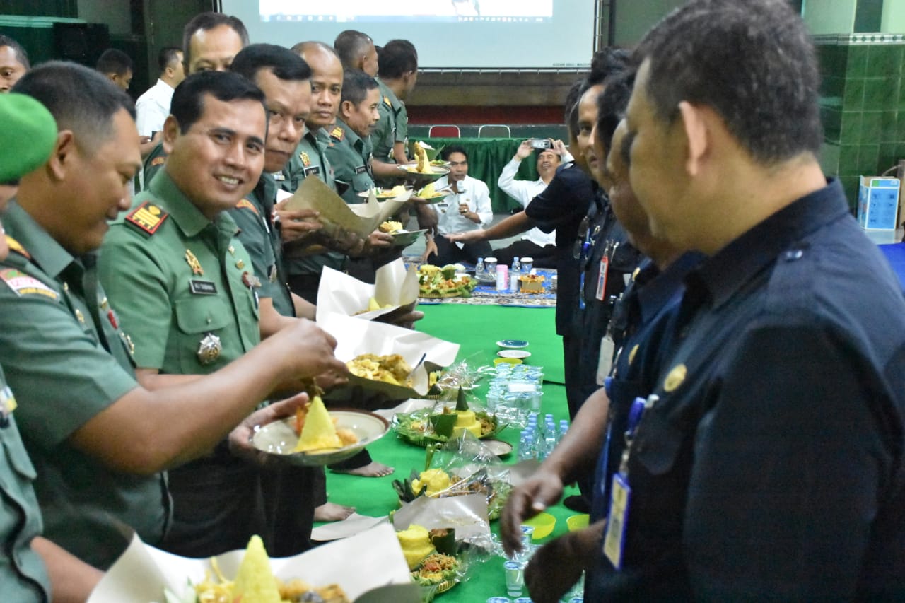 Bupati Madiun Beserta Jajarannya Datangi Makodim Madiun, Berikan Kejutan HUT TNI Ke 74