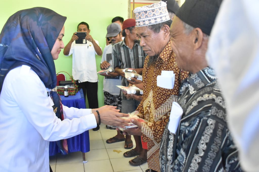 RTMP Terima 50 Ekor Ayam Super, 16.050 Kg Pakan dan Obat-Obatan pada 107 KK