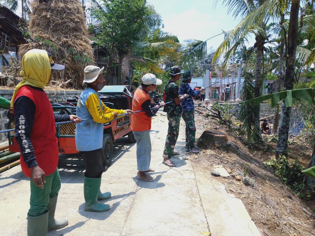 Satgas TMMD ke 106 Bantu Warga Merobohkan Kayu Jati