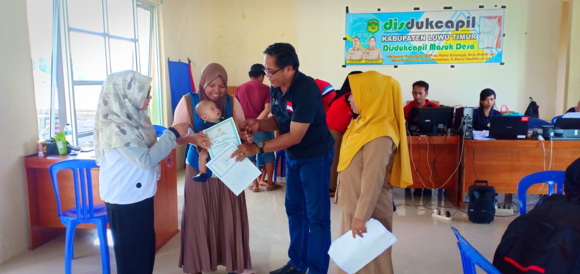 Disdukcapil Lutim Layani Warga Seberang Danau Towuti