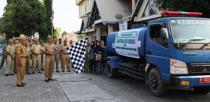 Pendengar Radio Peduli Salurkan Bantuan Air Bersih Ke Warga