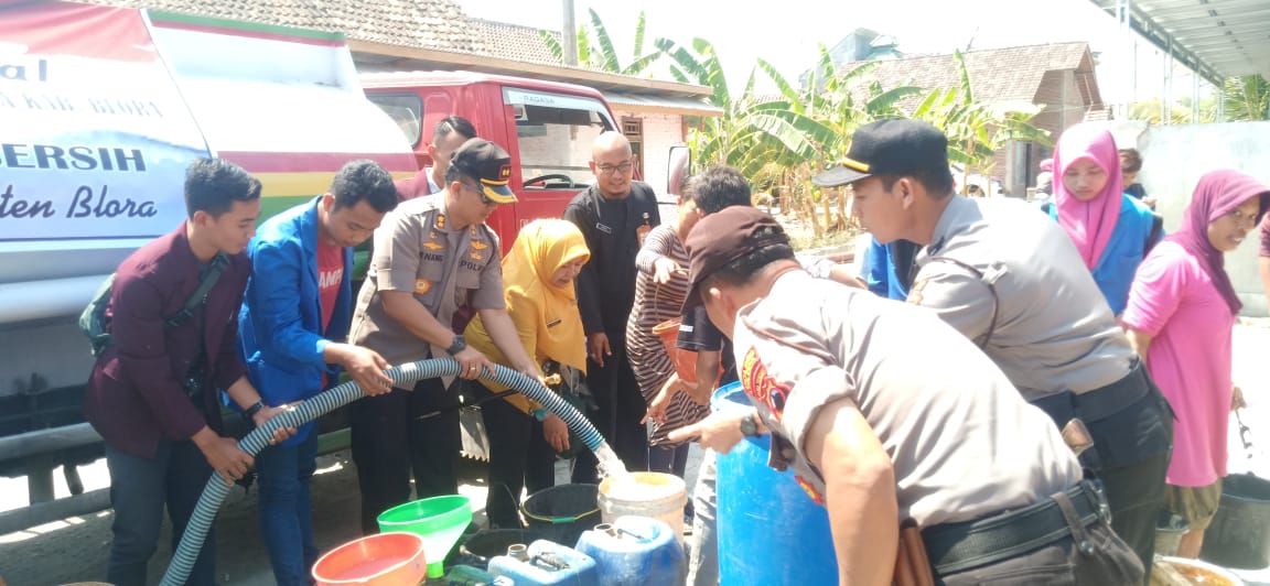 Warga Kelurahan Tambahrejo Blora, Apresiasi Bantuan Air Bersih Polres Blora Bersama PMII dan IMM.