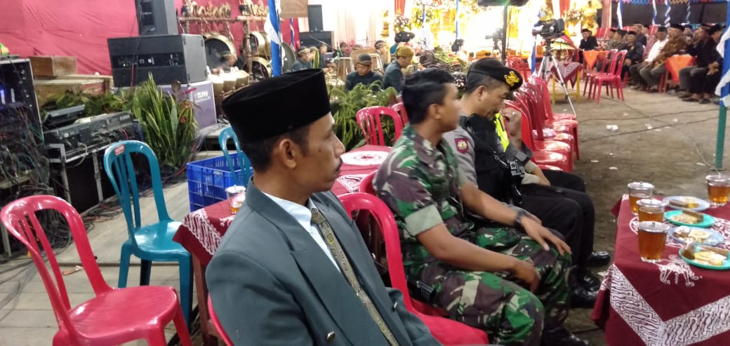 Pantau Wilayah Binaan Babinsa Desa Karang Berikan Pengamanan Hajatan Warga