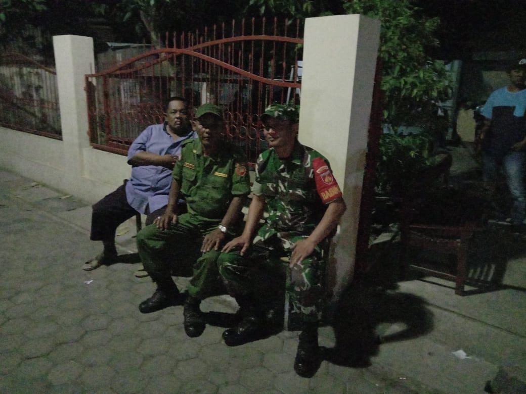 Demi Menjaga Keamanan Dan Keutuhan Wilayah, Babinsa Pasar Kliwon Gandeng Linmas Laksanakan Patroli