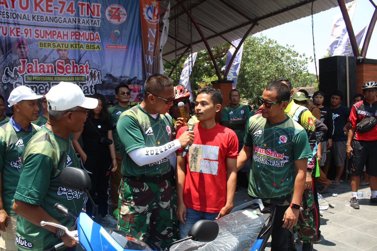 Ribuan Peserta Ikuti Jalan Sehat Dan Sepeda Santai HUT TNI di Blora