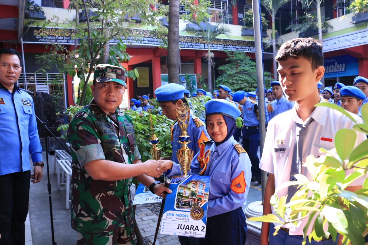 Penyerahan Tropy Juara  Lomba Peringatan HUT  RI ke 74, Dandim Madiun Apresiasi Prestasi SMK Model PGRI Mejayan