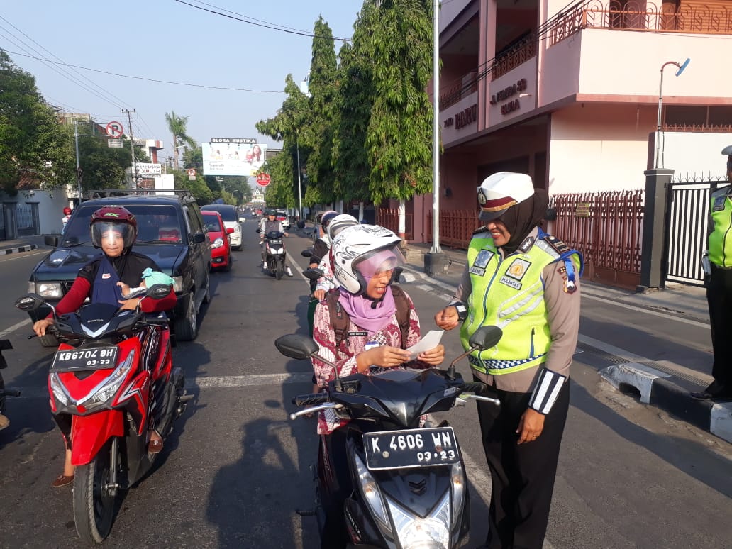 Operasi Zebra Candi 2019, Satlantas Polres Blora Bagikan Pamflet Peduli Keselamatan