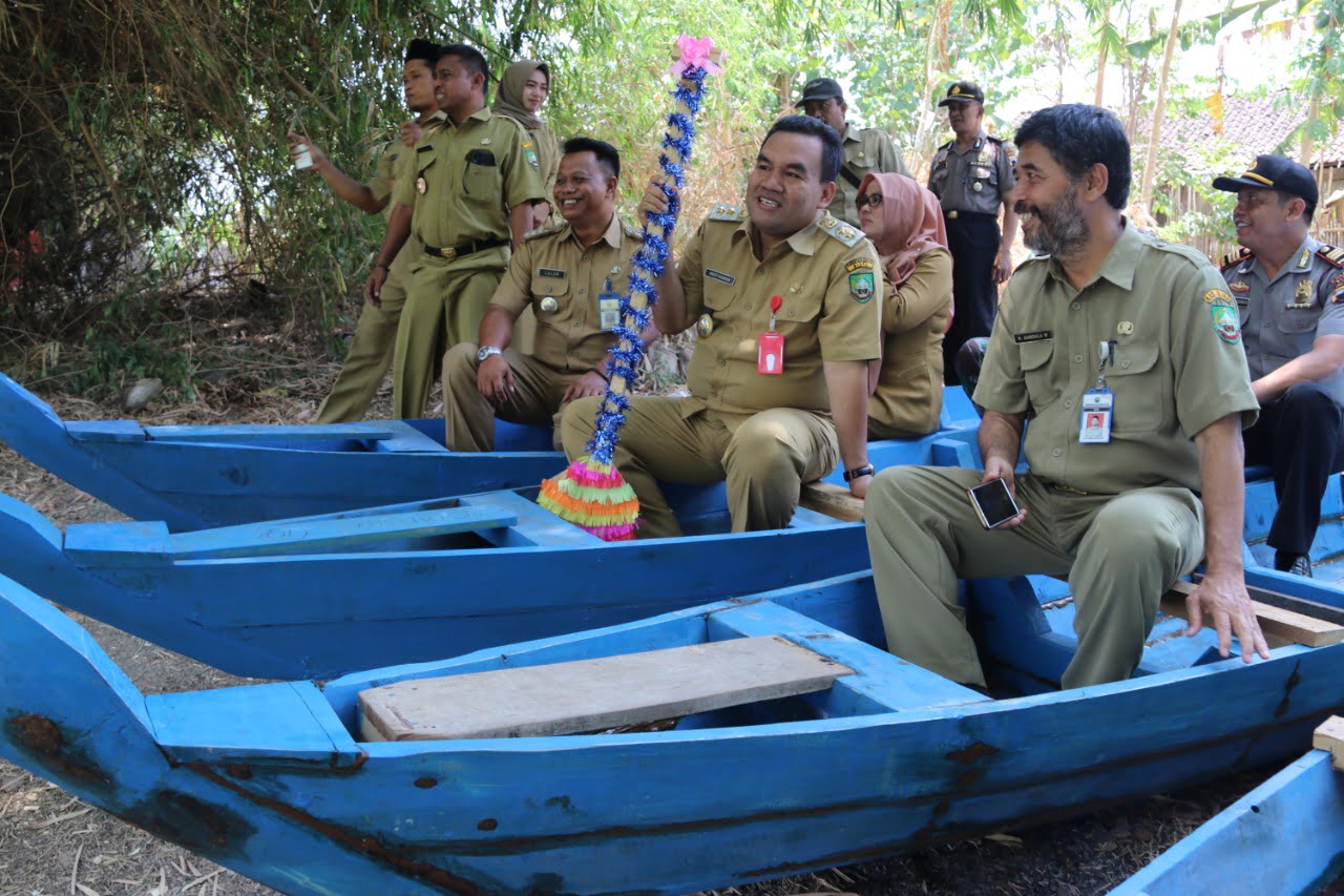 Nelayan Bengawan Solo Terima Bantuan Perahu Dan Alat Tangkap Ikan