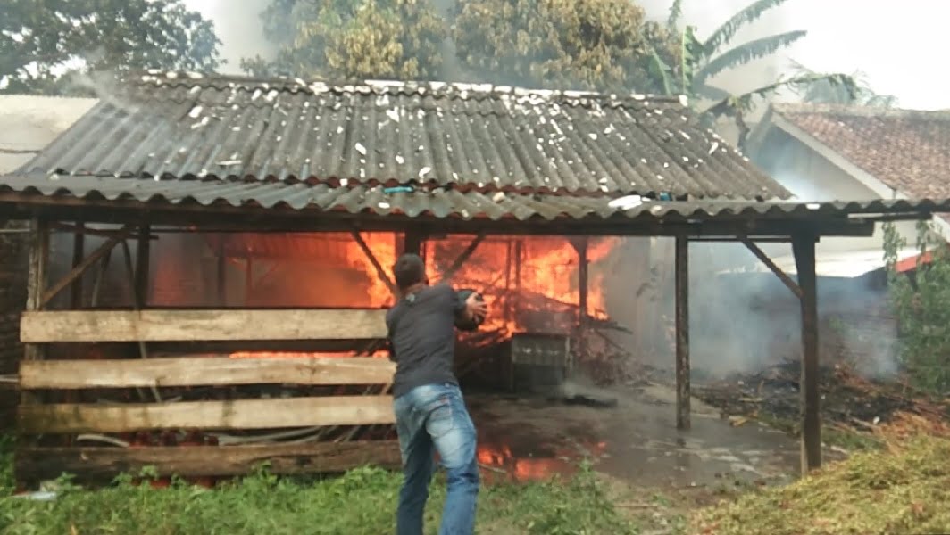 Video Gudang Milik Warga Sidomulyo Saat Terbakar