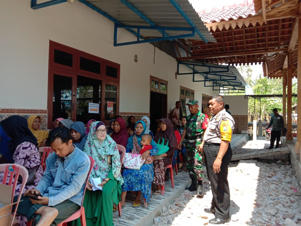 Babinsa Bukur Bersama Bhabinkamtibmas Pantau Penyerahan Sertifikat PTSL Tahun 2019