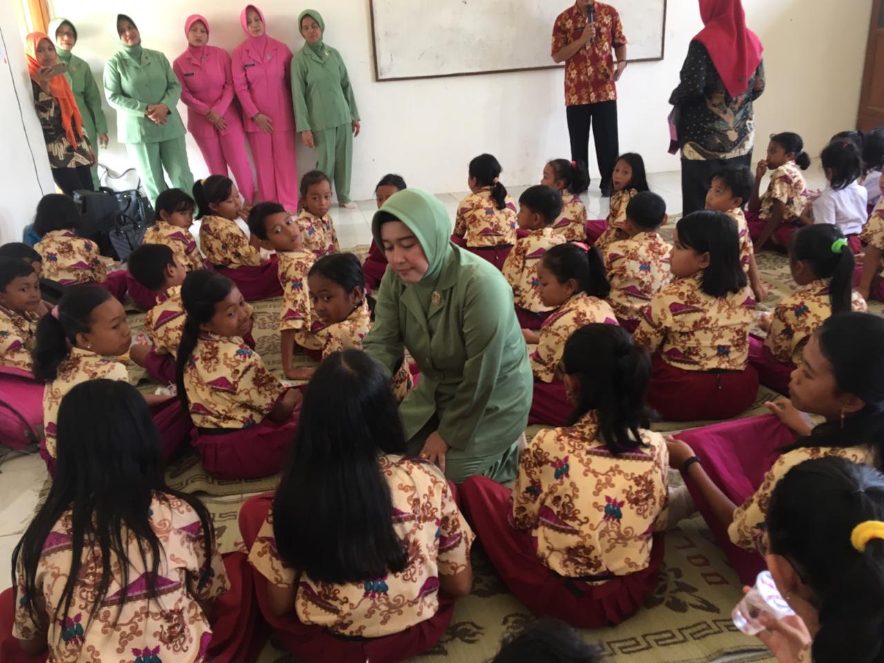 Berikan Motivasi Siswa SD, Ini Yang Dilakukan Ketua Persit Kartika Candra Kirana Cabang XLIX Kodim Wonogiri