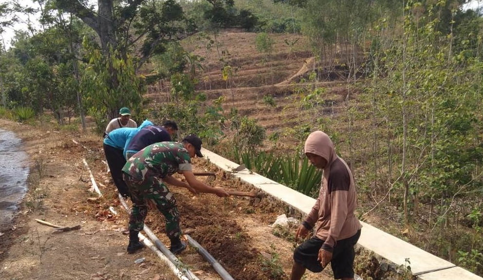 Babinsa Randualas Bersama Warga Berusaha Mengalirkan Air Bersih Dengan Pipa