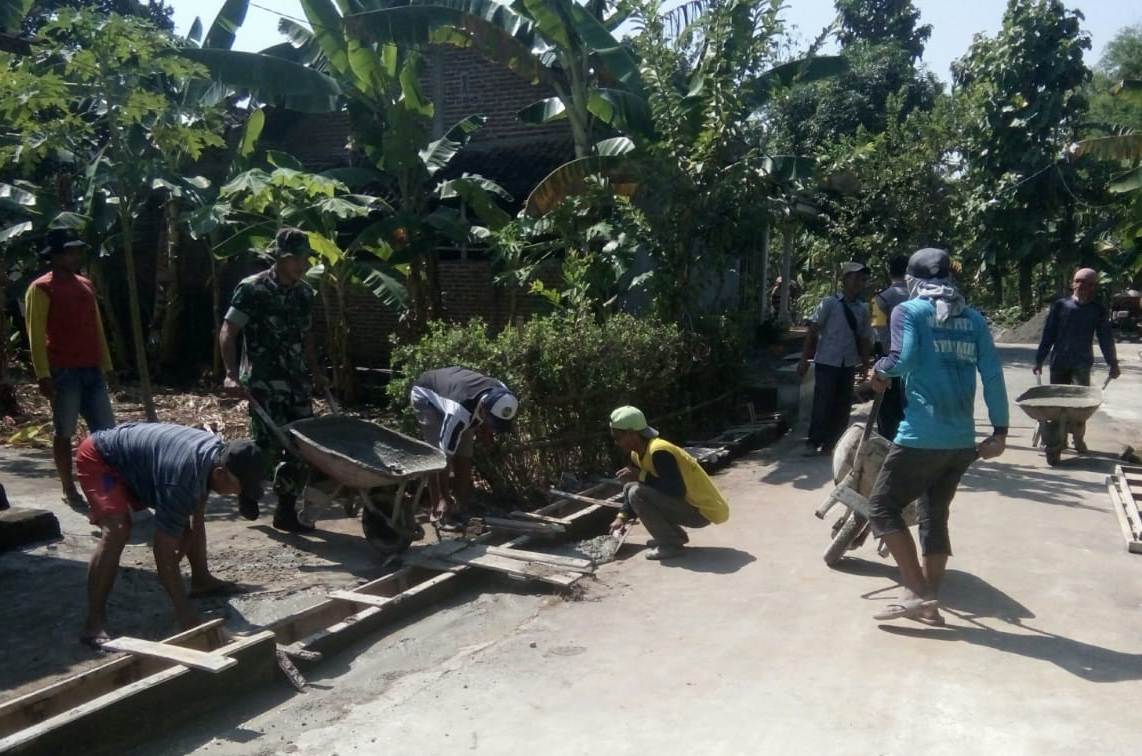 Antisipasi Banjir, Babinsa Sareng Bersama Warga Perbaiki Saluran Air