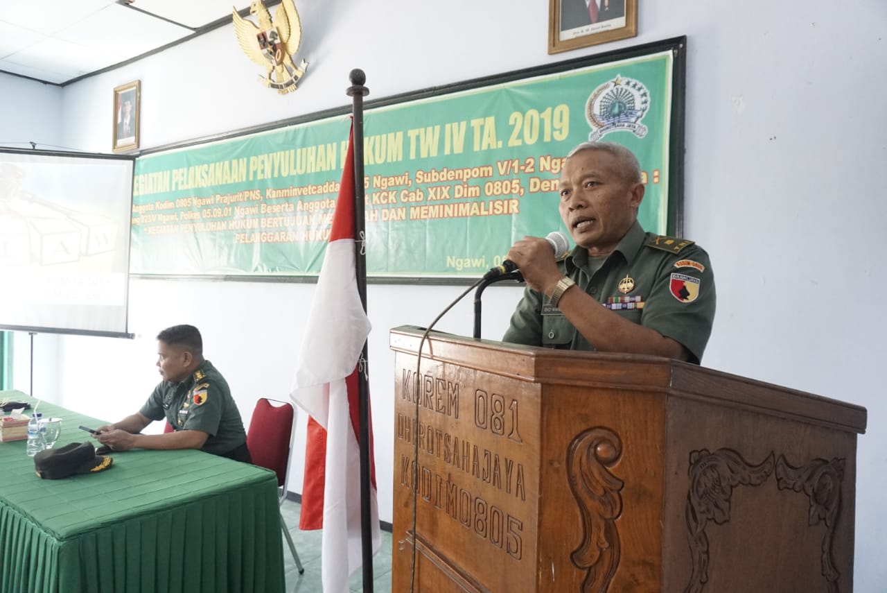 Anggota Kodim Ngawi Dan Persit KCK Cabang XIX Dim Ngawi Menerima Penyuluhan Hukum