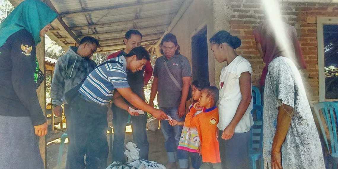 Anggota TNI Berpakaian Preman Datangi Rumah Anak Kurang Mampu