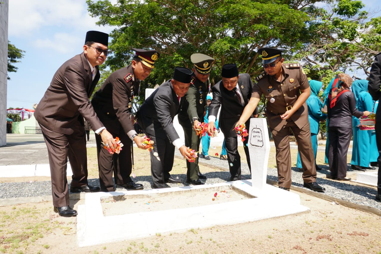 Kapolres Dan Plt Bupati Lamsel Tabur Bunga Di TMP Kalianda