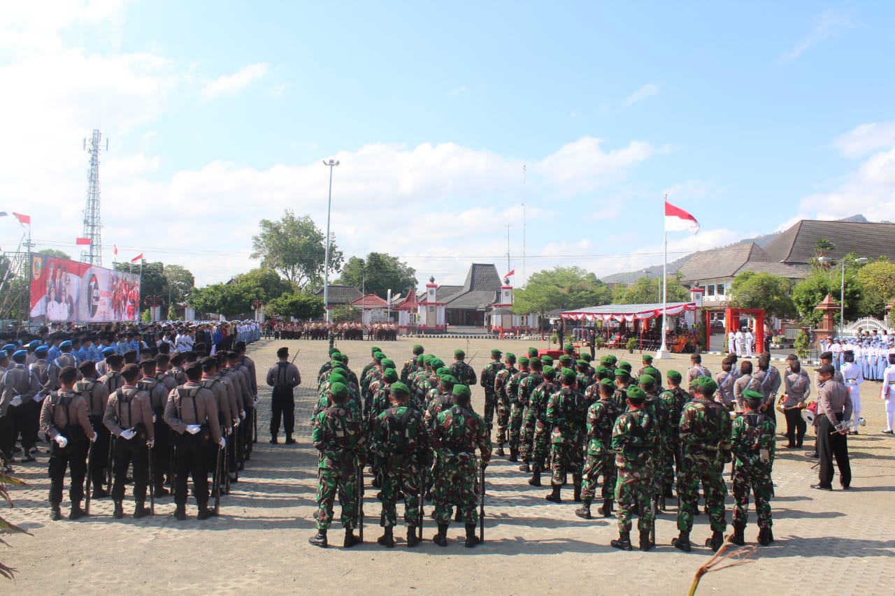 Dua SST Kodim 0728/Wonogiri Ikuti Upacra Bendera Peringati Hari Pahlawan