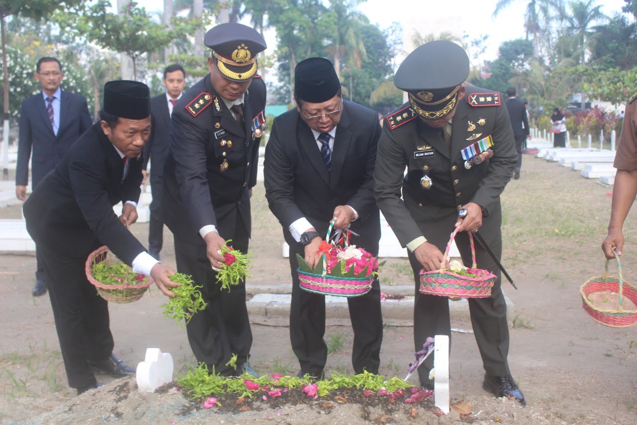 Peringatan Hari Pahlawan, Dandim Pimpin Apel Ziarah di TMP Rejoagung Tulungagung