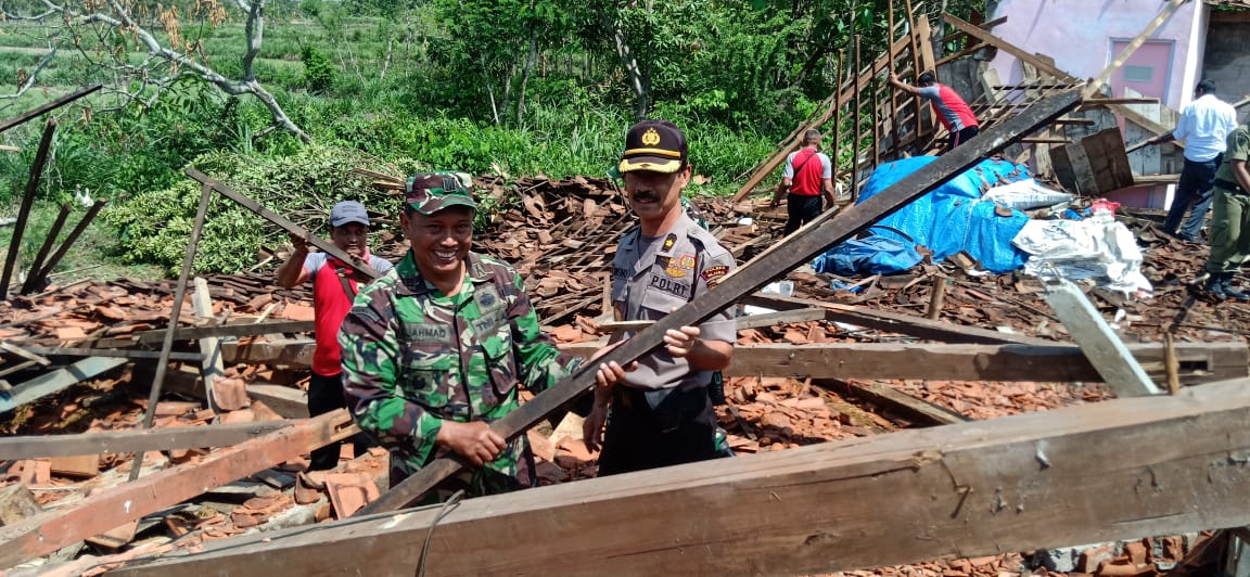 Sinergitas Tiga Pilar Kerja Bhakti Bersama, Bantu Korban Rumah Roboh Di Randublatung Blora