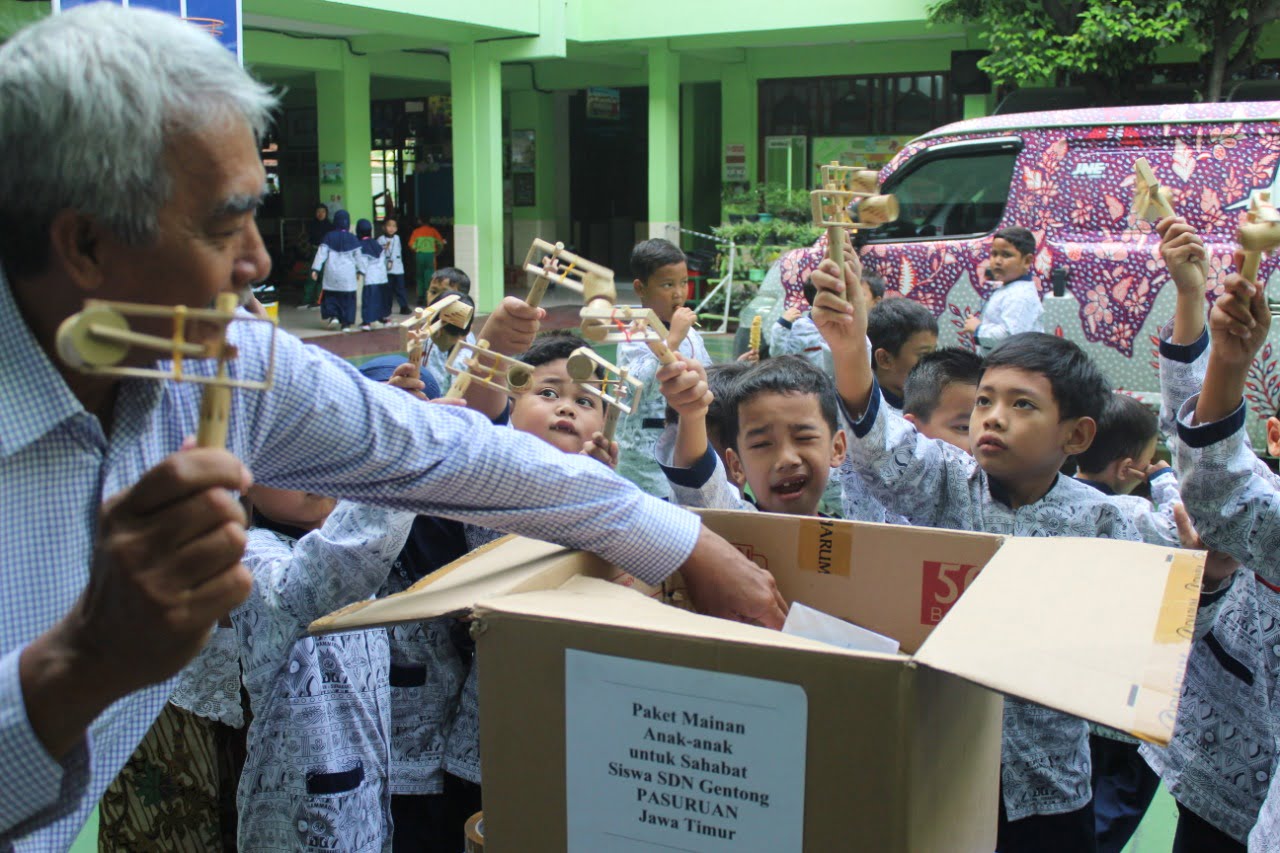 Mengharukan, Ratusan Siswa SD Muhammadiyah 1 Solo Sumbang Mainan “Othok-othok” Ambruknya SDN Gentong Pasuruan