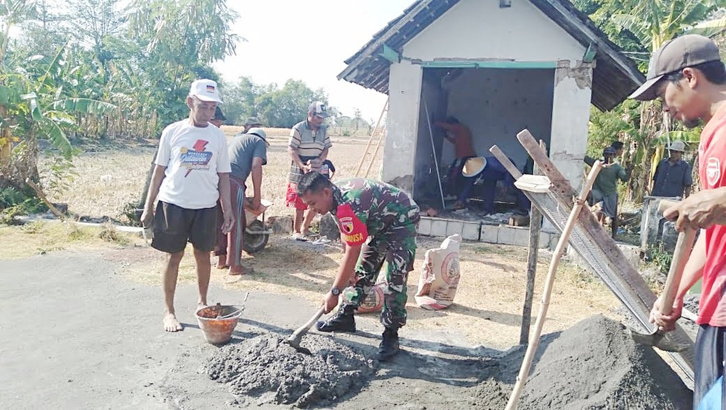 Budayakan Gotong Royong, Babinsa Kodim Madiun Kerja Bakti Perbaiki Pos Sikamling