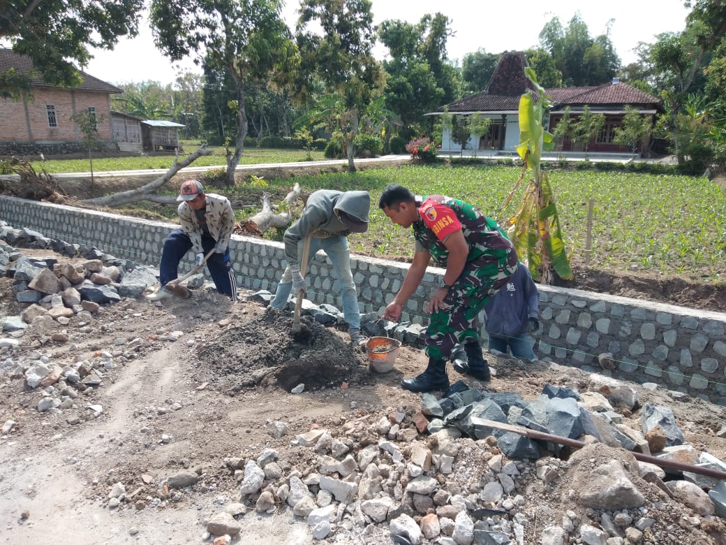 Babinsa Koramil Bungkal dan  Warga Gotong Royong Membuat Saluran Air