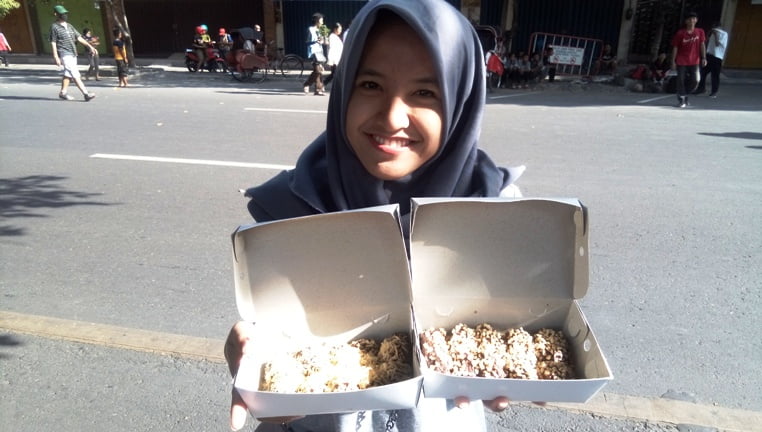 Inspirasi Para Mahasiswa, Gadis Cantik Ini Biayai Kuliah dari Jualan Kue