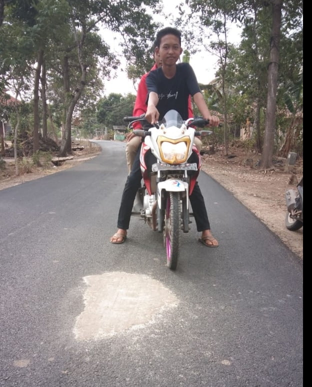 Warga Berinisiatif Tambal Jalan Berlubang Yang Baru Rampung Di Kerjakan