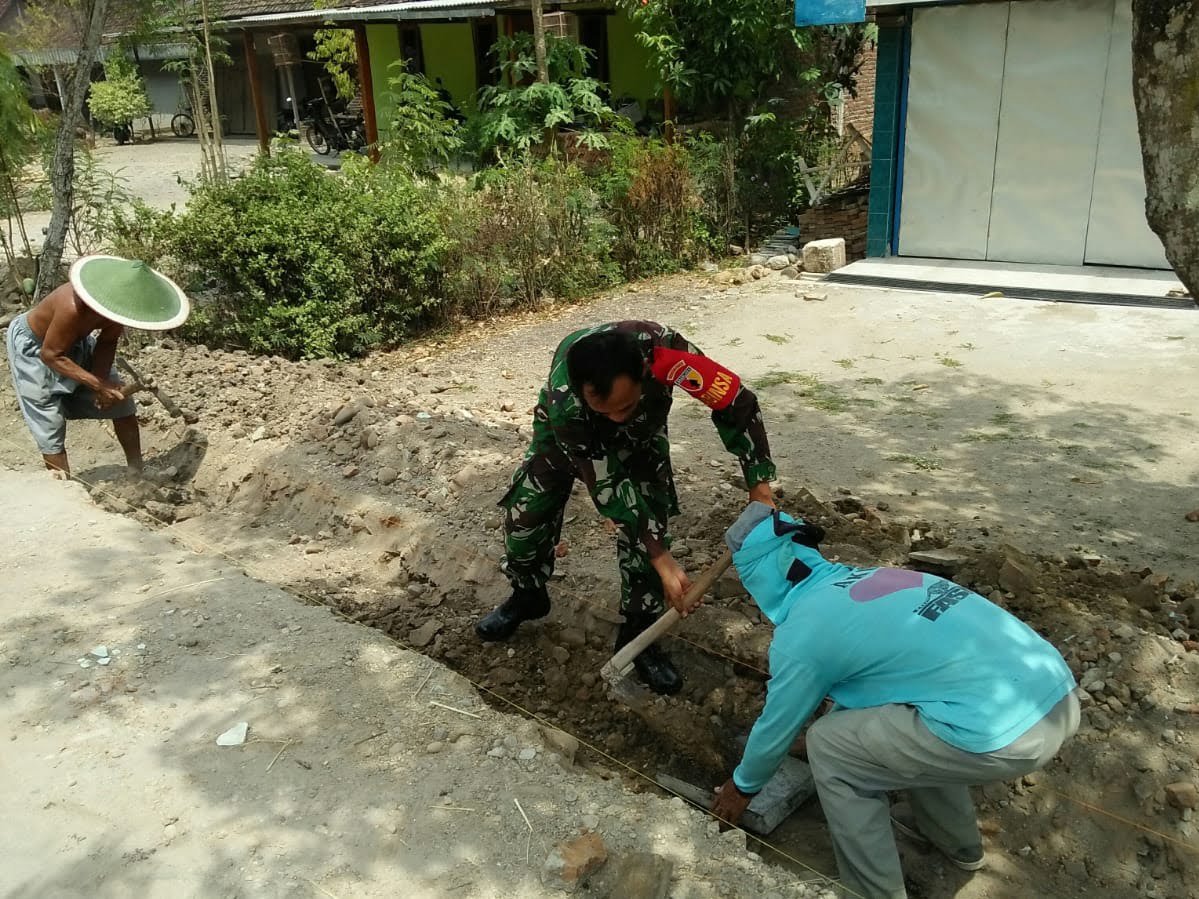 Babinsa Koramil Saradan Madiun Bantu Warga Buat Saluran Air